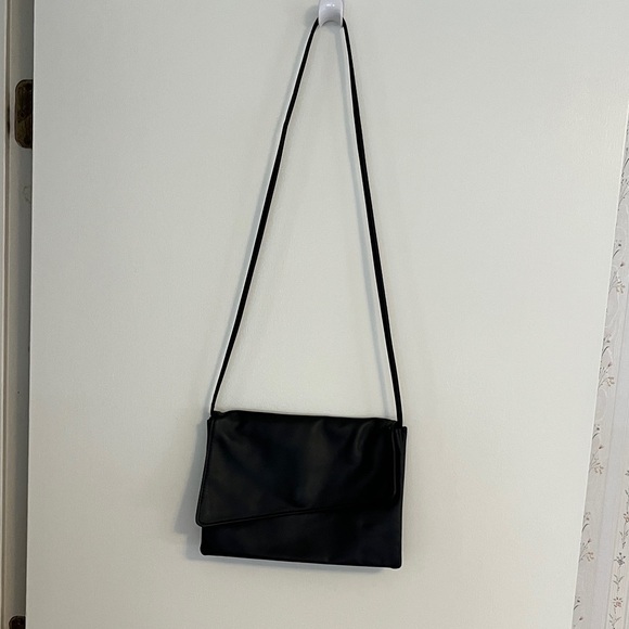 Sleek Black Crossbody Bag for Women - Picture 1 of 4